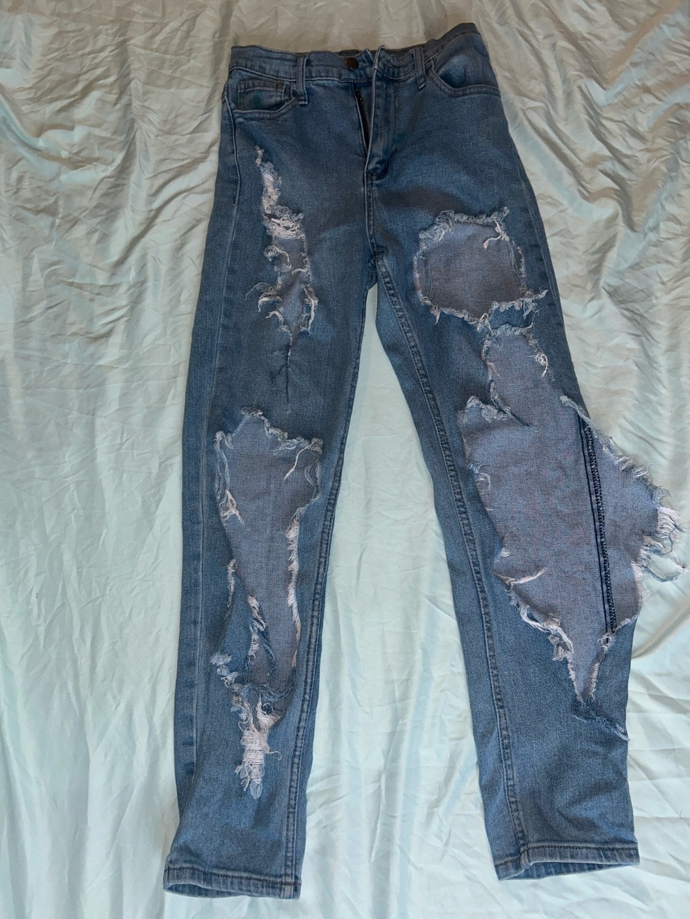 Women’s Skinny Distressed Jeans in Washed Blue